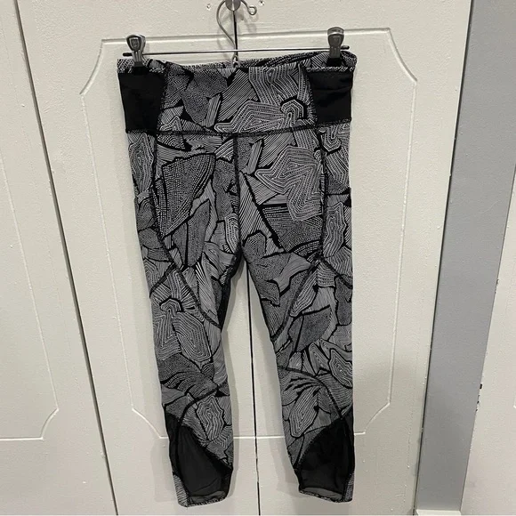 Lululemon Goal Crusher 7/8 Tight in Dottie Tribe White Black / Black - Picture 5 of 16